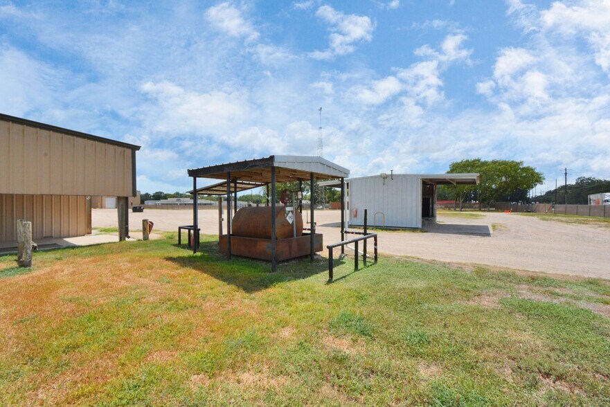 More Photos Of 1500 W Highway 6, Alvin Truck Terminal For Lease