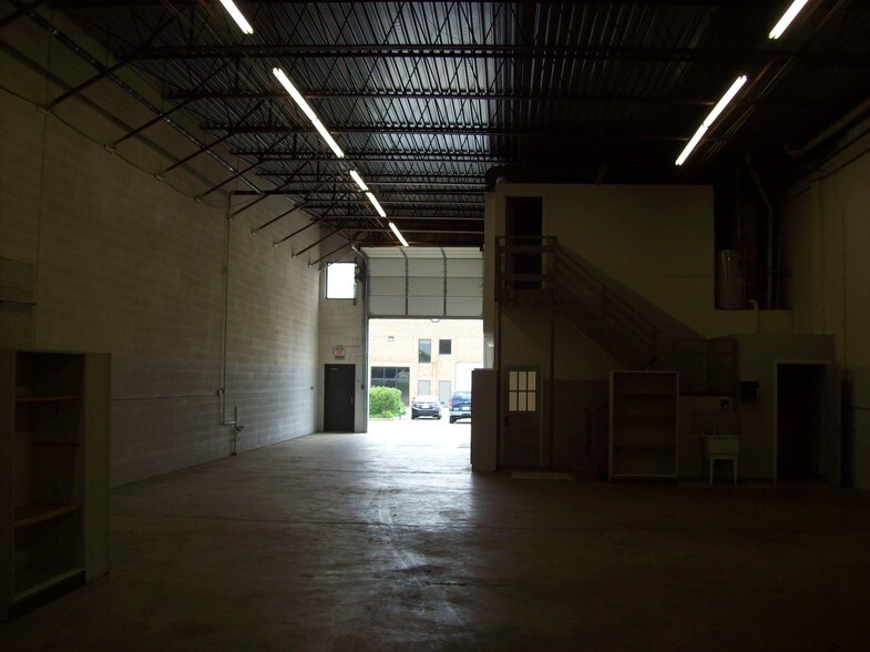 More Photos Of 112 Oakgrove Rd, Dulles Town Center Warehouse For Sale