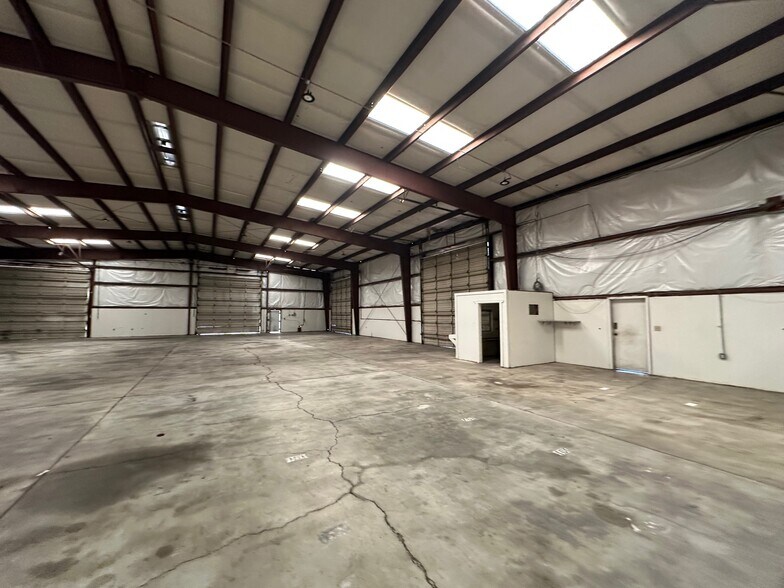 More Photos Of 8732 Fruitridge Rd, Sacramento Warehouse For Lease