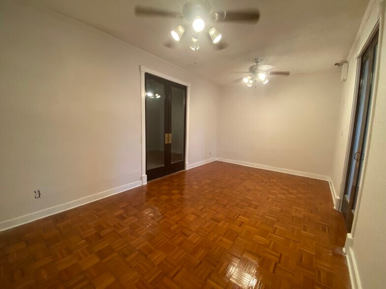 More Photos Of 1543 W Summit Ave, San Antonio Showroom For Sale