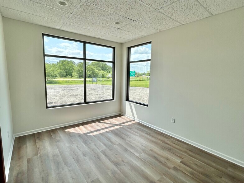 More Photos Of 4160 S Oakwood Ave, Geneseo Office For Sale