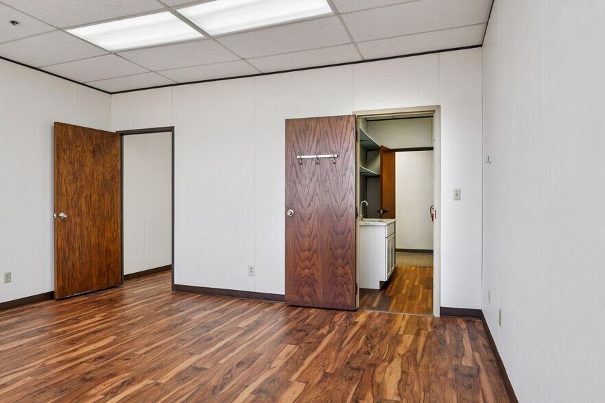 More Photos Of 1800 Teague Dr, Sherman Office For Sale
