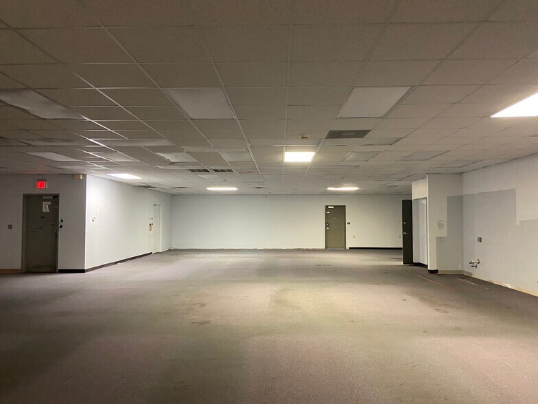 More Photos Of 509 Mineral Trace, Birmingham Light Distribution For Lease