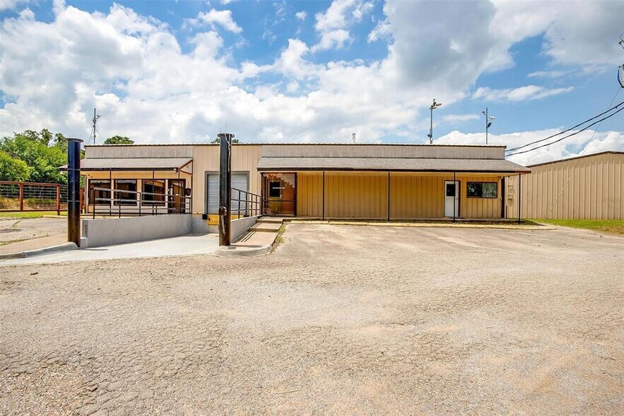 More Photos Of 640 E Highway 199, Springtown Warehouse For Lease