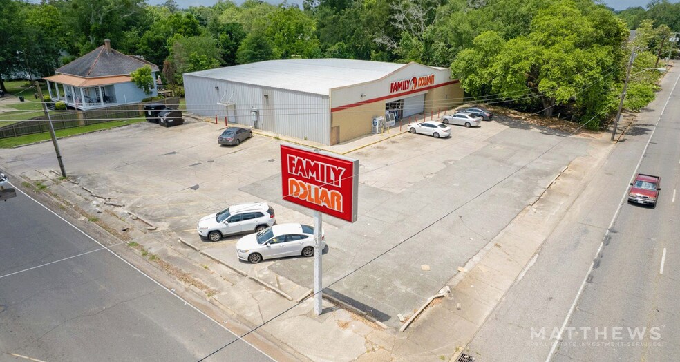 More Photos Of 710 W Main St, Ville Platte Freestanding For Lease
