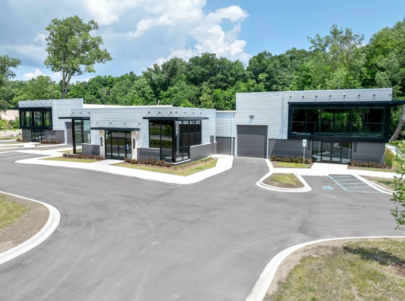 More Photos Of 16350 Northville Rd, Plymouth Showroom For Sale