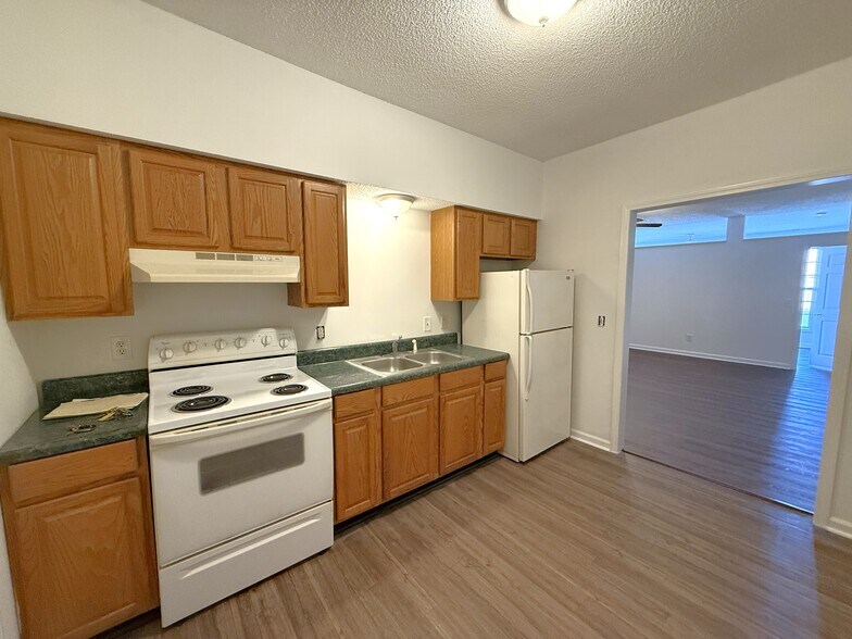 More Photos Of 207 W Main St, Mayodan Storefront Retail Residential For Sale