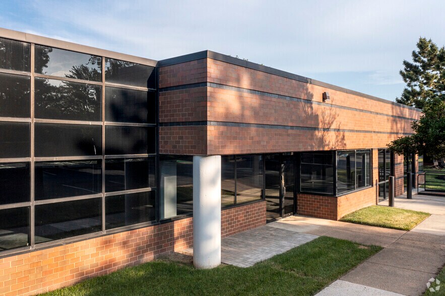 More Photos Of 450 Spring Park Pl, Herndon Unknown For Lease