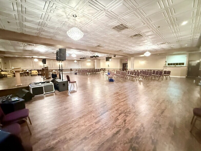 More Photos Of 101 W Glade Rd, Euless Unknown For Lease