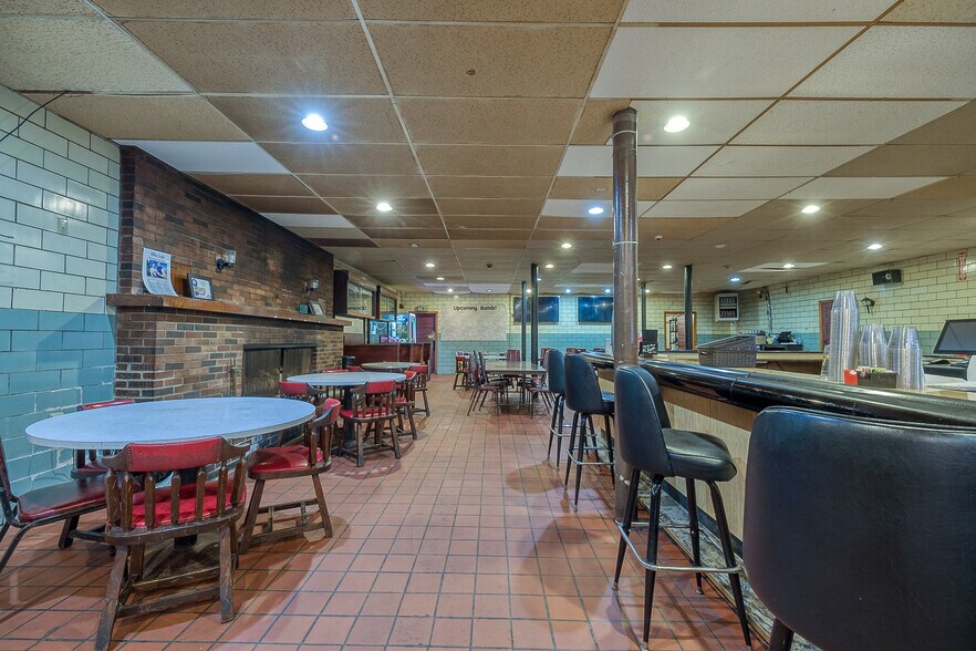 More Photos Of 1 Main St, Lyndora Restaurant For Lease