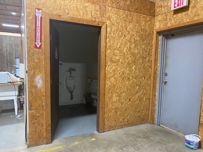 More Photos Of 4193 N Englewood Dr, Indianapolis Warehouse For Sale