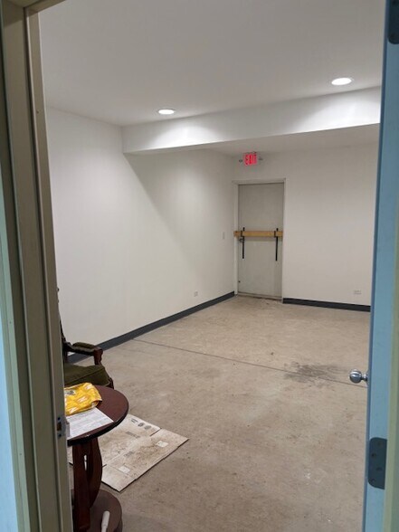 More Photos Of 3300 21st St, Zion Warehouse For Lease