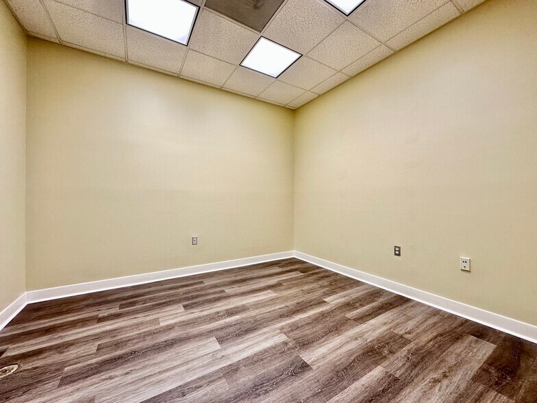 More Photos Of 8 Lester St, Martinsville General Retail For Sale