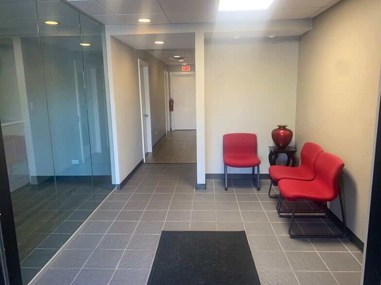 More Photos Of 10101 S Roberts Rd, Palos Hills Office For Sale