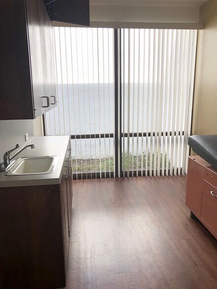 More Photos Of 17400 Irvine Blvd, Tustin Medical For Lease