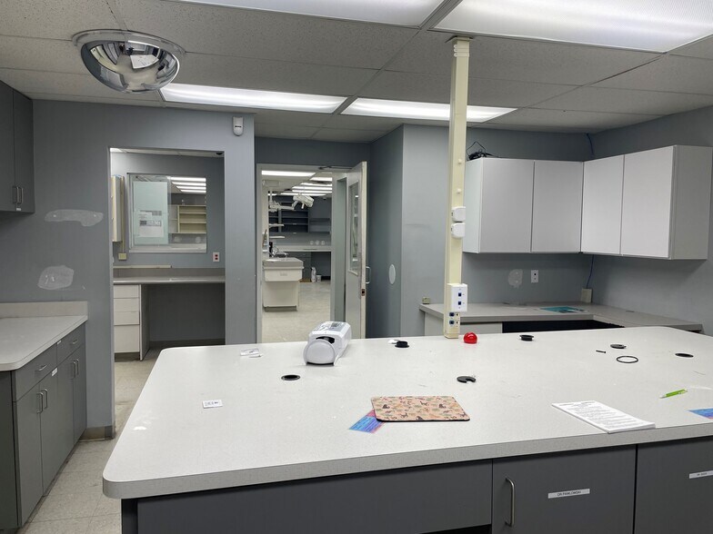 More Photos Of 40696 Garfield Rd, Clinton Township Veterinarian Kennel For Lease