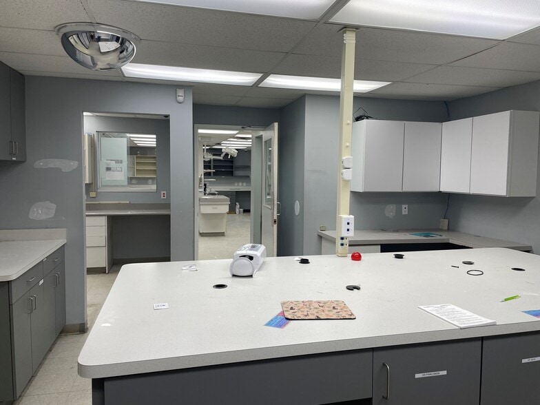 More Photos Of 40696 Garfield Rd, Clinton Township Veterinarian Kennel For Sale