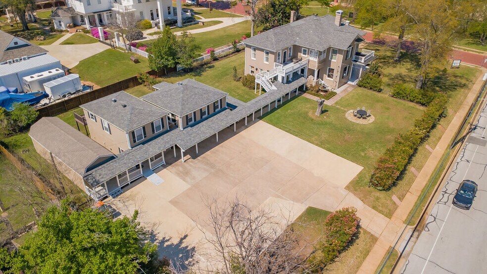 More Photos Of 313 E Charnwood St, Tyler Office For Lease