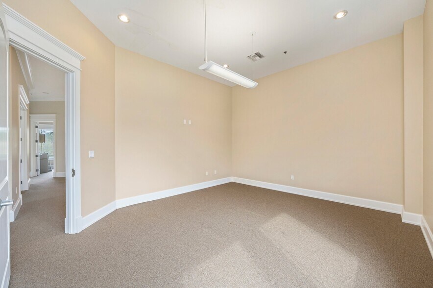 More Photos Of 3201 Heritage Plantation Blvd, Laurel Hill Office For Sale