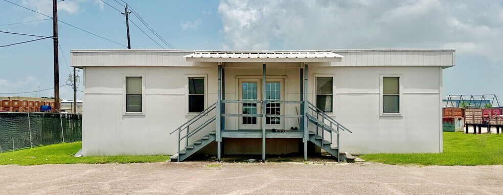 More Photos Of 620 Howard Dr, Deer Park Warehouse For Lease