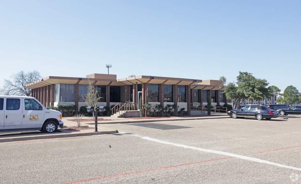 More Photos Of 1717 W Euless Blvd, Euless Office For Sale