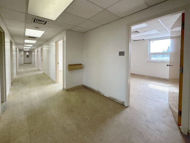 More Photos Of 601 7 St E, Drumheller Office For Sale