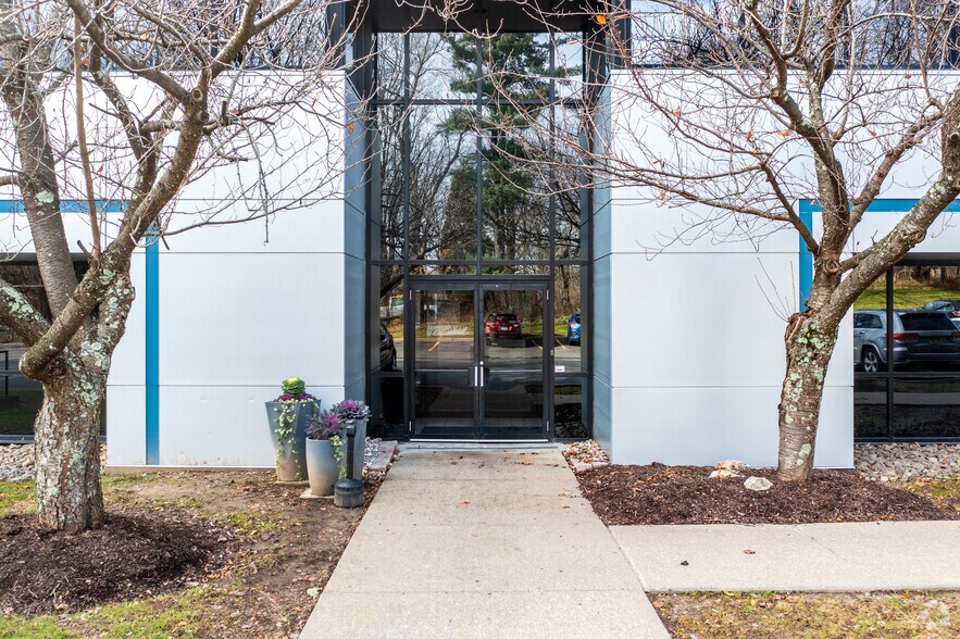 More Photos Of 2 Summit Ct, Fishkill Office For Lease