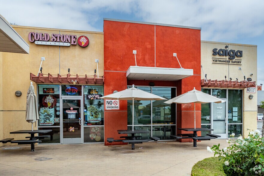 More Photos Of 2115 N Tustin St, Orange Freestanding For Lease