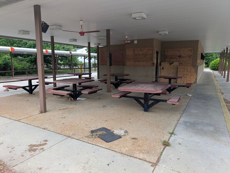 More Photos Of 200 Floyd Thompson Blvd, Hampton Fast Food For Lease