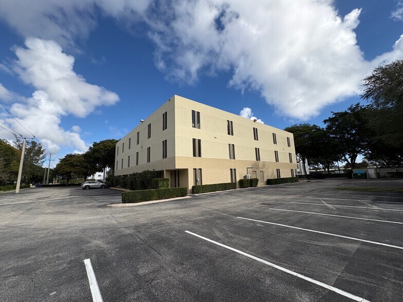 More Photos Of 900 NW 13th St, Boca Raton Medical For Lease