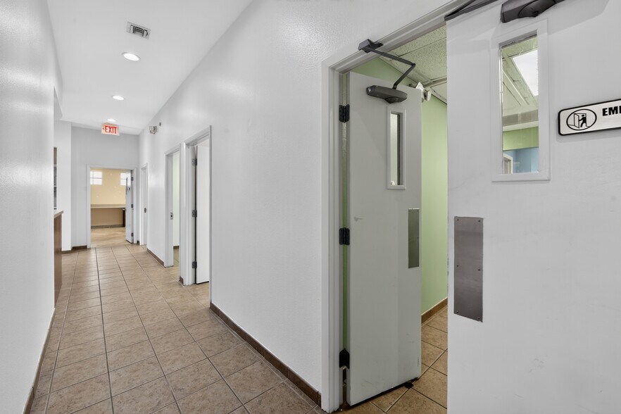 More Photos Of 2555 Pinellas Point Dr S, Saint Petersburg Veterinarian Kennel For Sale