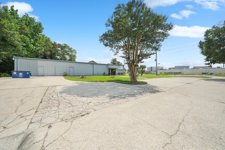 More Photos Of 25020 Oakhurst Dr, Spring Warehouse For Sale