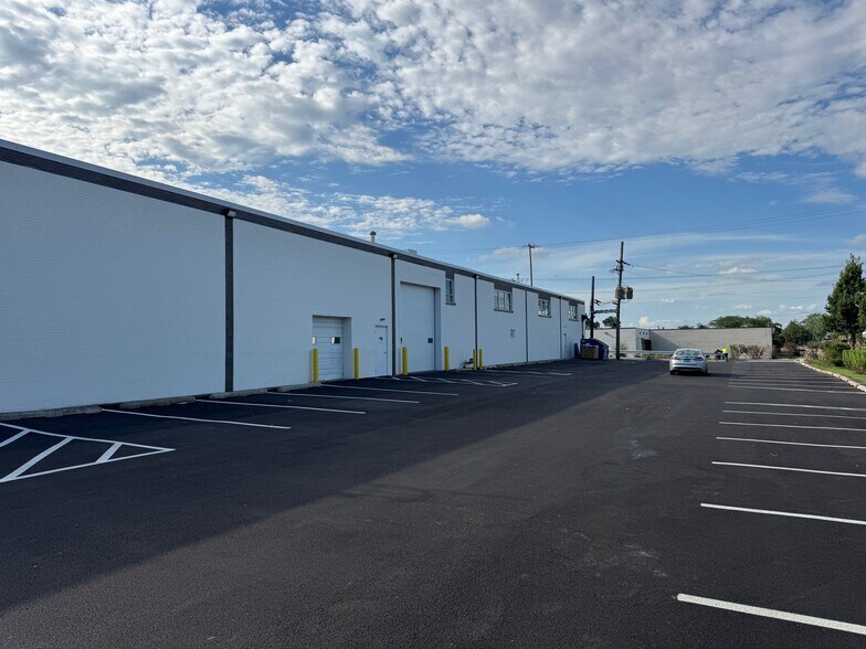 More Photos Of 1090 Pratt Blvd, Elk Grove Village Warehouse For Lease