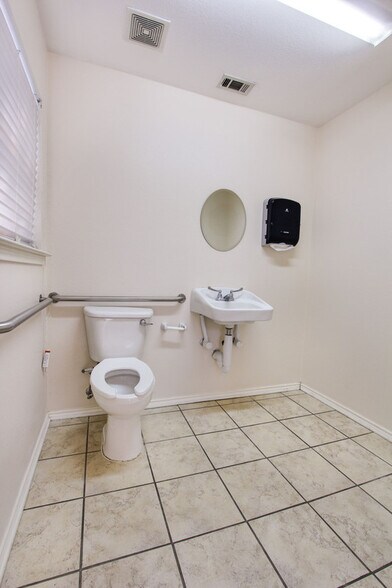 More Photos Of 1712 N Interstate 35, San Marcos Office For Sale