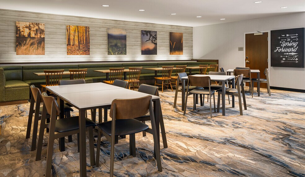 More Photos Of 10495 Crosspoint Blvd, Indianapolis Hotel For Sale