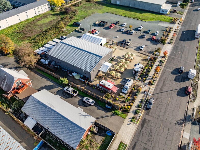 More Photos Of 1863 NW Washington Blvd, Grants Pass General Retail For Sale