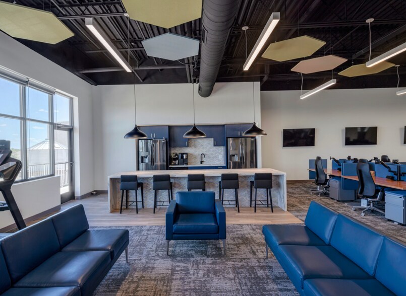 More Photos Of 165 Hargraves Dr, Austin Storefront For Lease