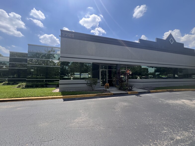 More Photos Of 7751 Kingspointe Pky, Orlando Light Distribution For Lease