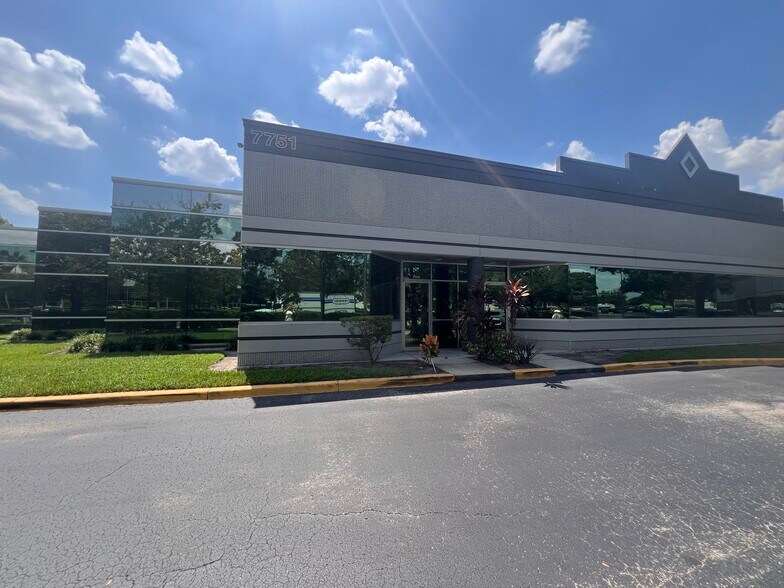 More Photos Of 7751 Kingspointe Pky, Orlando Light Distribution For Lease