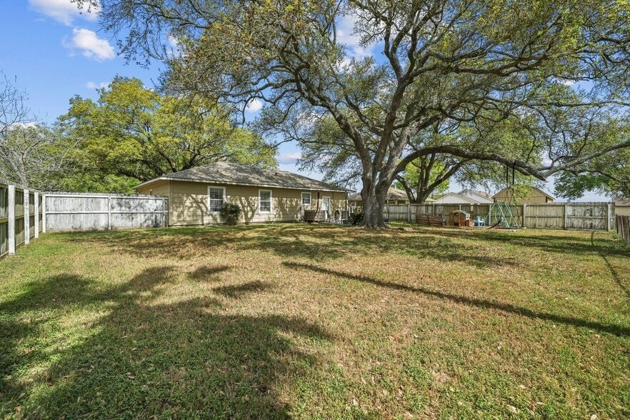 More Photos Of 3027 Poppy St, Needville Apartments For Sale