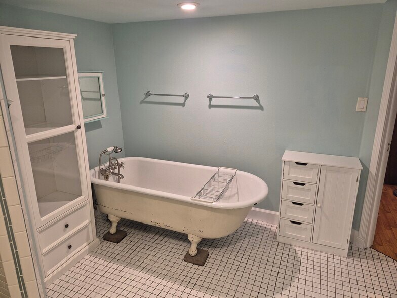 More Photos Of 130 Elm St, Windsor General Retail For Sale
