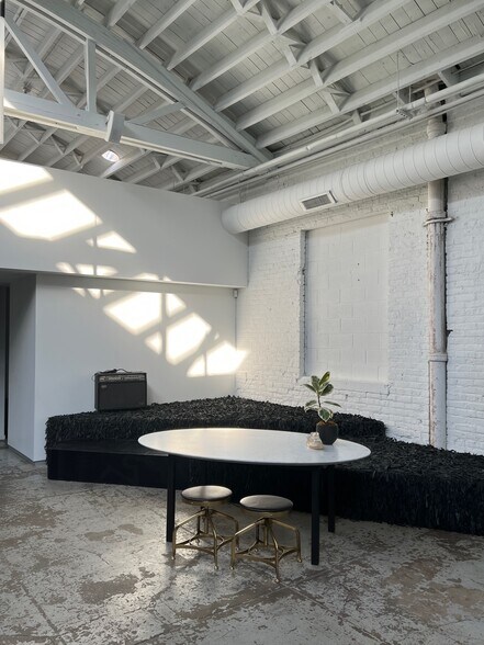 More Photos Of 3146 W Chicago Ave, Chicago Showroom For Sale