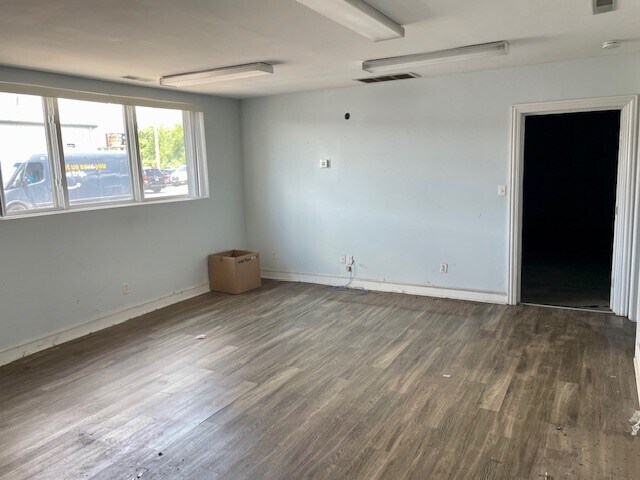 More Photos Of 1321-1333 E Main St, Griffith Warehouse For Lease