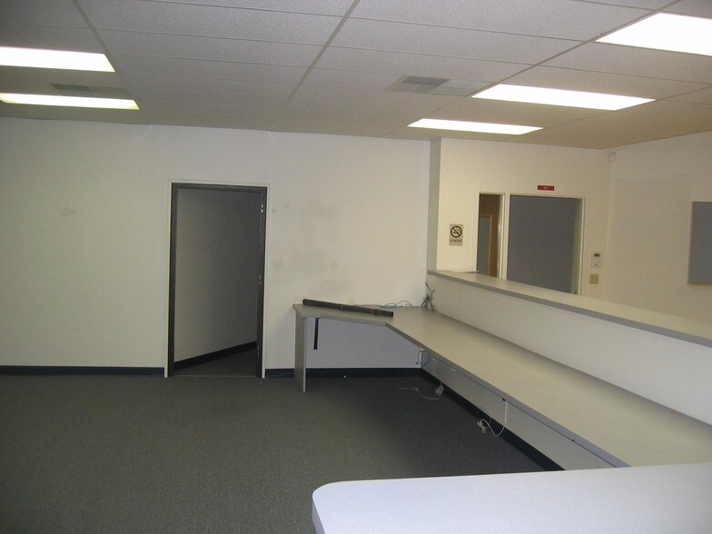 More Photos Of 4214 Fleur Dr, Des Moines General Retail For Lease