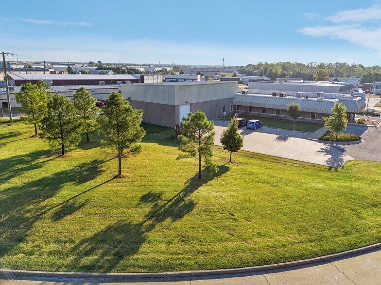 More Photos Of 2005 N Yellowood Ave, Broken Arrow Warehouse For Sale