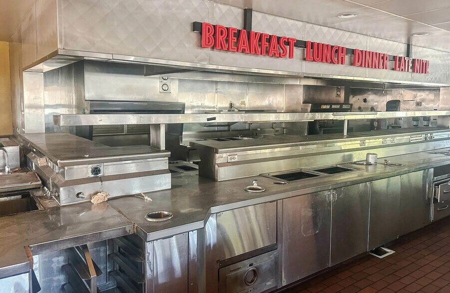 More Photos Of 2580 Airport Way, Boise Restaurant For Sale