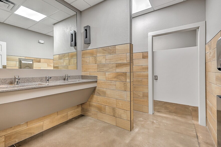 More Photos Of 317 Bluff City Hwy, Bristol Flex For Sale