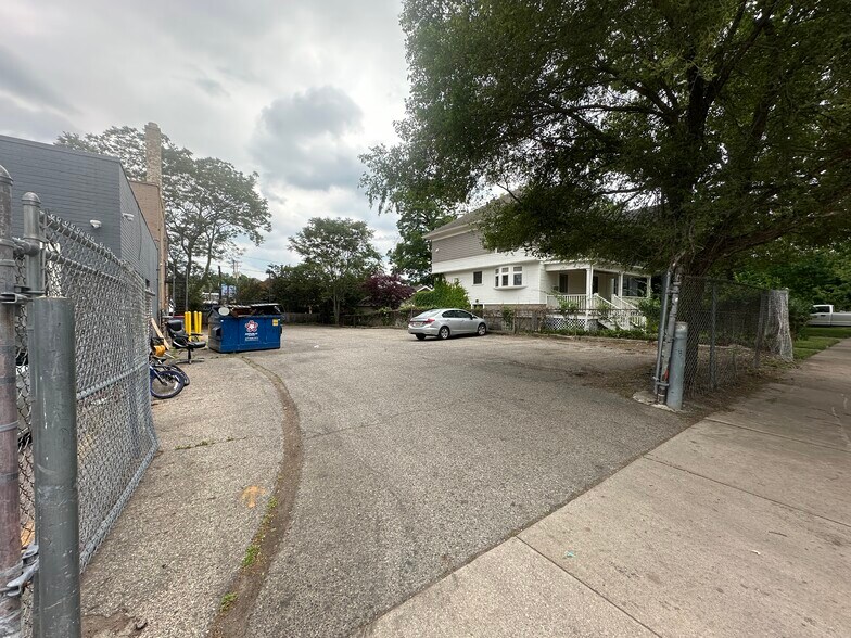 More Photos Of 1420 Lake Dr SE, Grand Rapids Restaurant For Lease