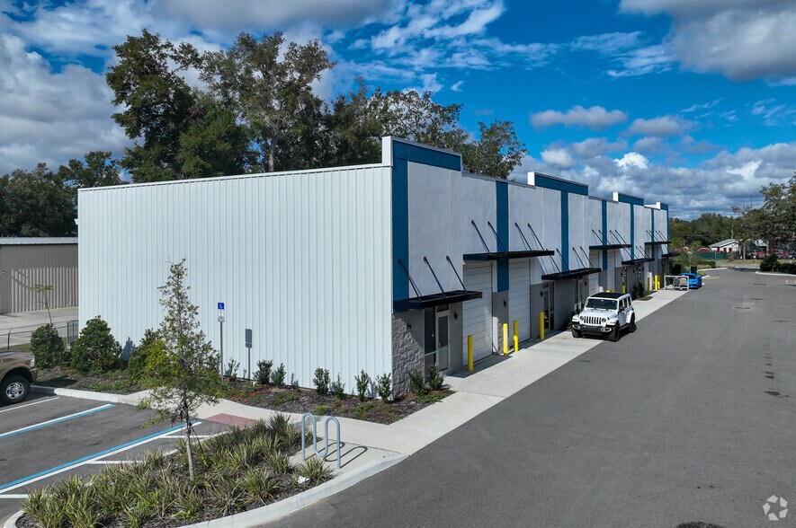More Photos Of 6810 Edgewater Dr, Lockhart Warehouse For Lease