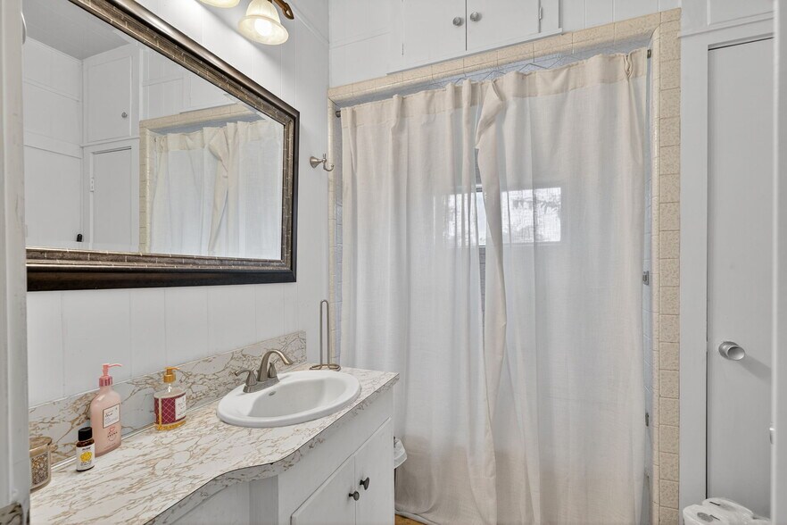 More Photos Of 930 N School St, Boerne Office For Sale